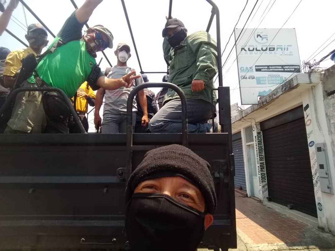pelon_mzn's tweet photo. @bomberosPalave del municipio Palavecino junto a #activistas #guardaparques #voluntarios con implementos minimos de combate de #fuego trabajan en equipo para luchar con estos #IncendiosForestales https://t.co/1clX1eUvgt