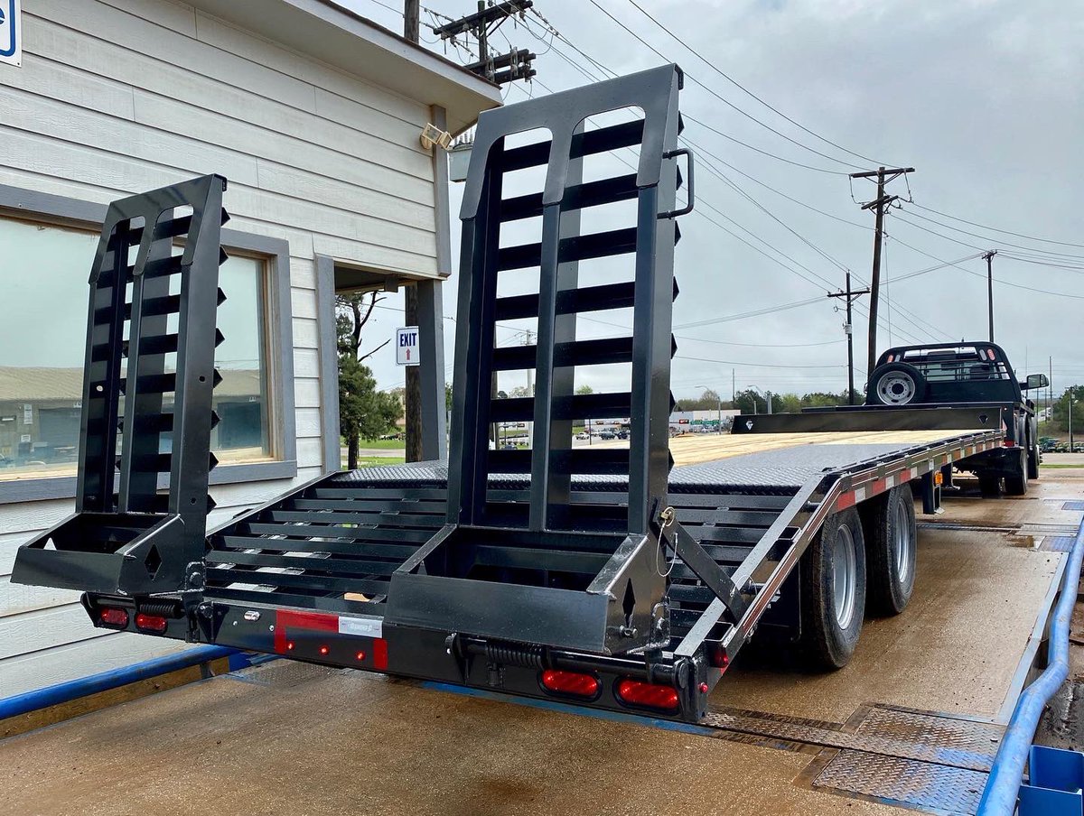 DCtrailers's tweet photo. The PX lineup of Engineered Frame pintle hitch equipment trailers is ready for the most grueling of jobs you can throw at it. ๐ช This one is outfitted with the new XDR ramps, ideal for hauling heavy equipment! ๐#DoWork #EngineeredToDeliver #PintleRing #DCtrailers https://t.co/o1NDilH7jT