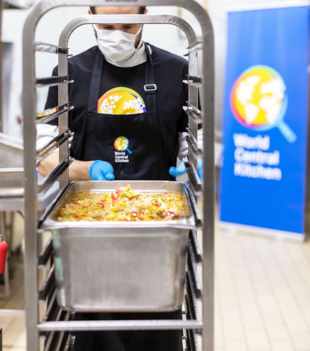 chefjoseandres's tweet photo. #ChefsForSpain @WCKitchen Sevilla ya cuenta con 30 Chefs -tantos que no puedo nombrarlos a todos aquí! Ellos saben quienes son. Gracias!! Cocinando desde Aljacatering y distribuyendo con Banco de Alimentos hemos servido miles de comidas en Triana, Torreblanca, Pumarejo, y mas! https://t.co/SIblxZDayi