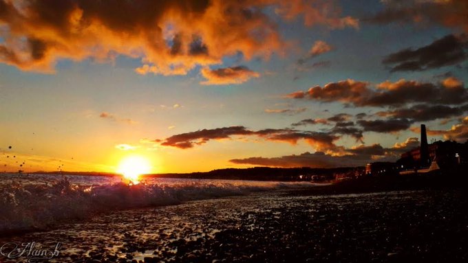 VisitCotedazur's tweet photo. "Le crépuscule commença à balayer la mer. Et le ciel, lentement, se décolora." Marguerite Duras.

📷@AlainBorsani #CotedAzurFrance #FenetreSurLaCotedAzur #FenetreSurLaFrance #ViewFromMyWindow #ConfinementJour31 #ILoveNice #sunset @Nice_Tourisme https://t.co/JM9NmoKqOX