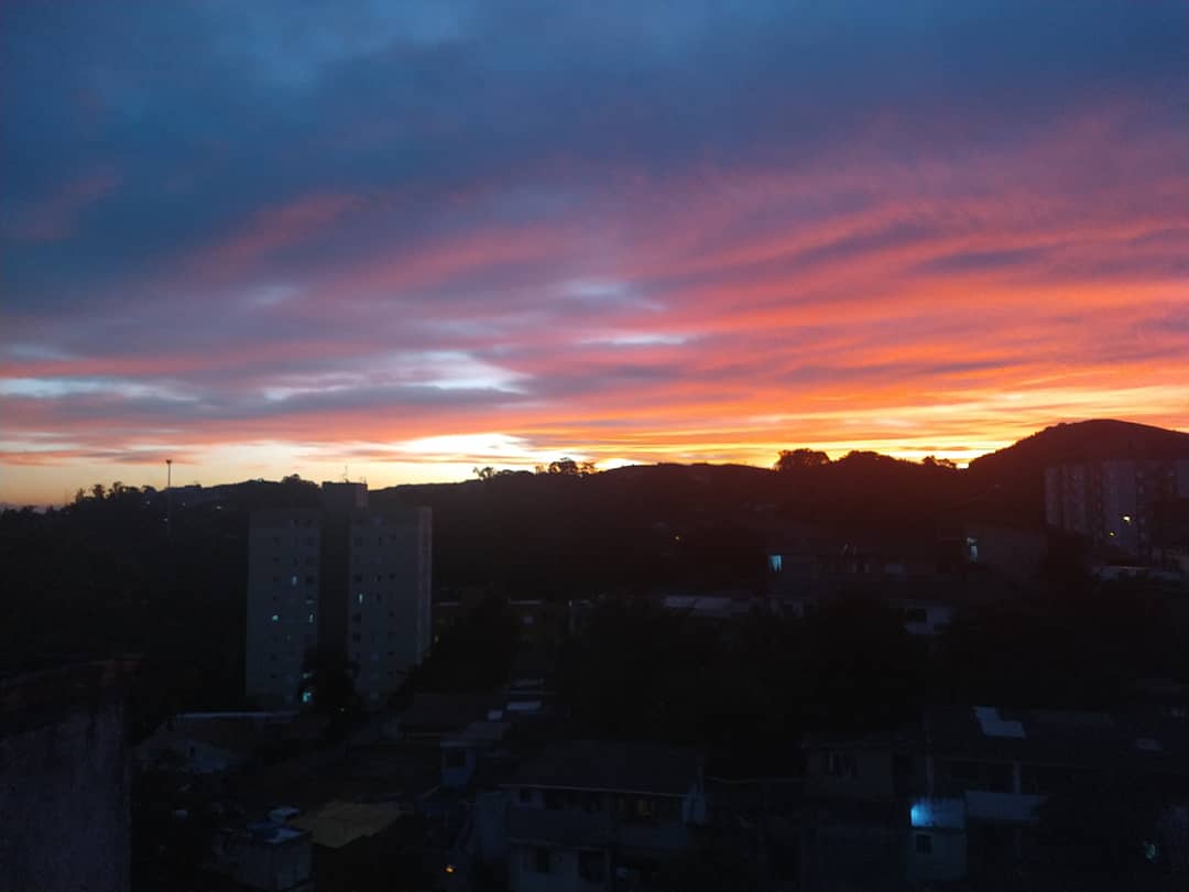 alesalvatmake's tweet photo. Mesmo com pouquinho de poluição tá lindo o entardecer ... #SPTV https://t.co/3587B8zBsN