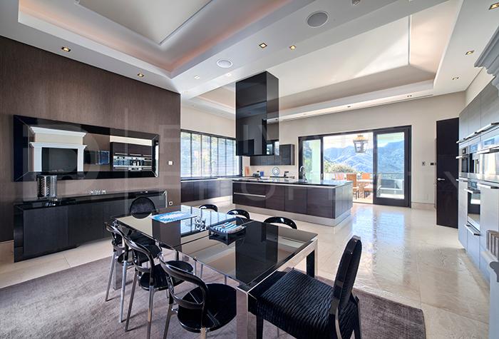 PropMarbella's tweet photo. Contemporary villa for sale in La Zagaleta, #Benahavis.

✔️5 En-suite Bedrooms 
✔️Golf Views
✔️Underfloor Heating
✔️Swimming Pool

Info: https://t.co/c8uuwFqGau https://t.co/SgRLnIoMTg