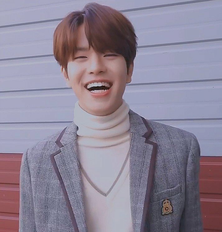 I love when you smile and your eyes look like tiny crescents you're so pretty seungmin 