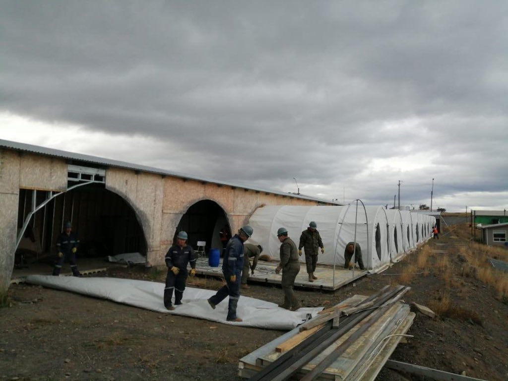 Desde Isla Riesco en la Región de Magallanes y la Antártica Chilena, personal del Regimiento Logístico  N° 5 “ Magallanes” está efectuando el desarme, traslado de carpas y módulos sanitarios que serán instalados en el Hospital Clínico de Punta Arenas para combatir el #Covid_19.