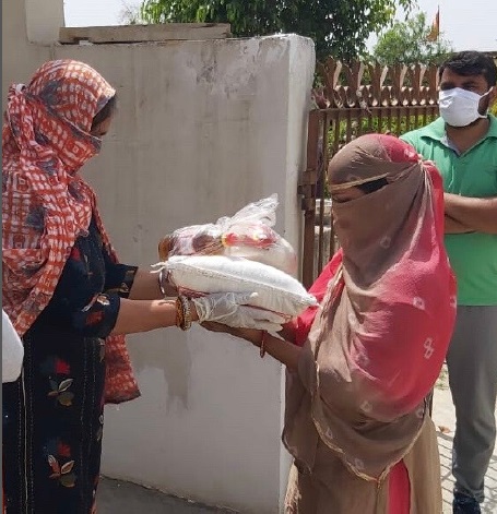 LimitedAlicon's tweet photo. Small acts when multiplied can lead to a bigger cause, and that's what our employees at Alicon are doing for the last 19 days by providing food kits to the needy in Binola, Haryana https://t.co/DRs2nPmKxl