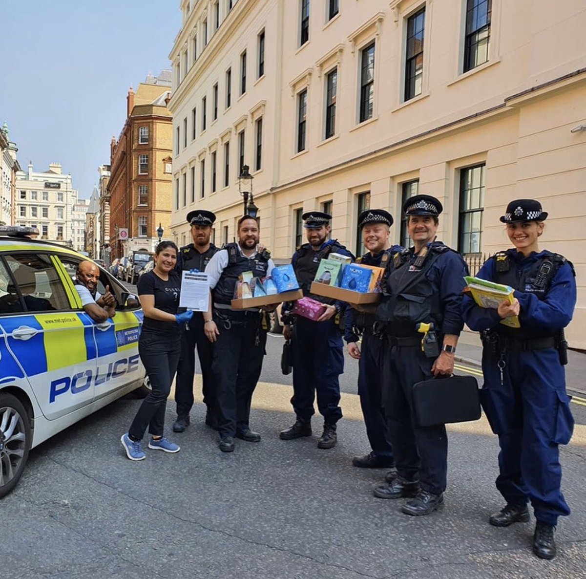 ShopSwanCentre's tweet photo. 👏🏻🍫 @hollandandbarrett donated over £130k of Easter chocolate treats to hospitals, charities, food banks, police stations, carers &amp; other key worker groups across the UK.

#ThankYouNHS #ThankYouKeyWorkers #ThankfulThursday https://t.co/QtttqhSSz8