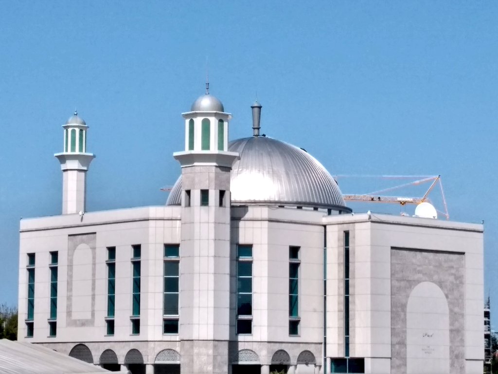 AhmadiyyaUK's tweet photo. Ahmadiyya Muslim Community UK thanks and prays for the amazing #NHS staff and all those working tirelessly on the front lines to keep us safe during the #COVID19 lockdown and beyond. May God protect you all. Ameen.
#PrayForHeroes 
#NHSThankYou
#NHSDay #coronavirus https://t.co/opbXPO5Fe7