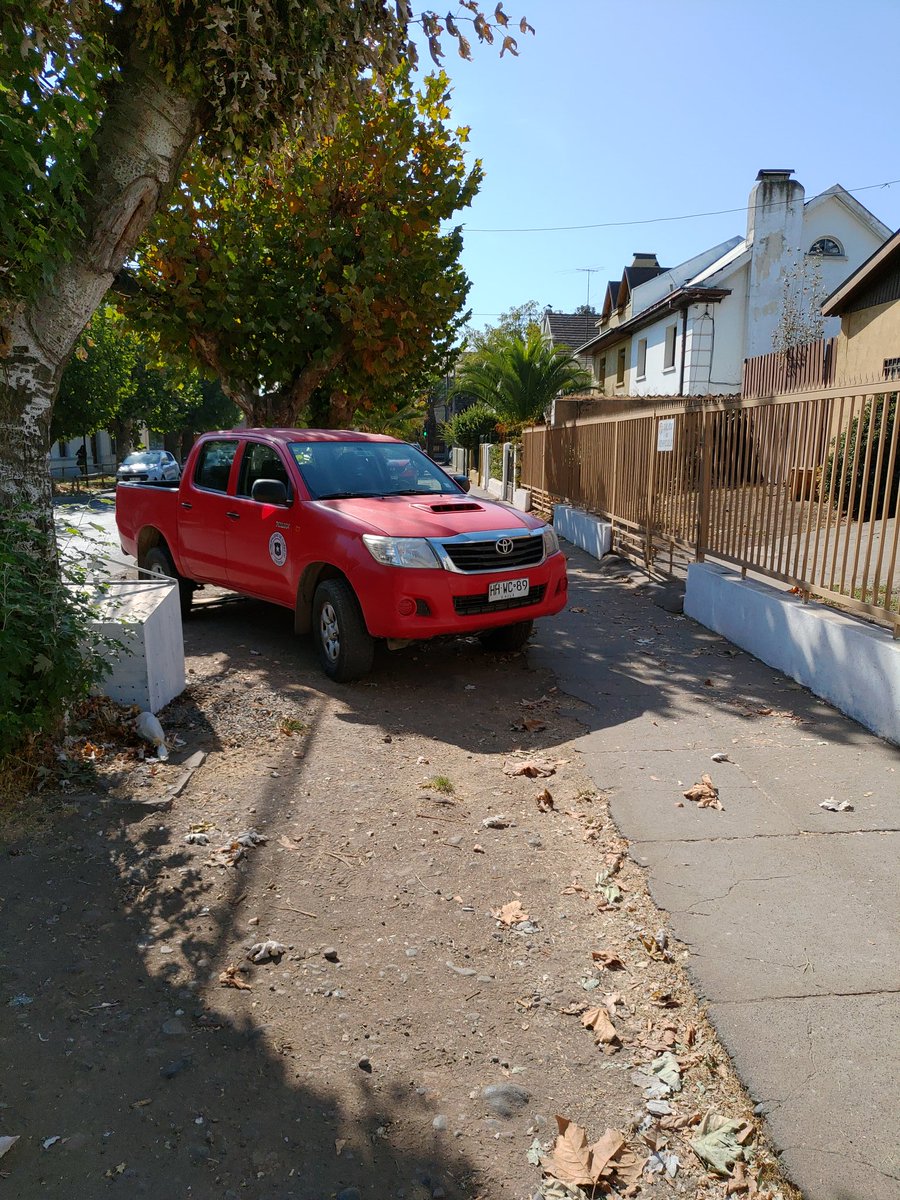 ramhgs's tweet photo. Por que a ellos no le pasan parte por estar estacionados en la vereda y en una salida de vehículos? @Victor_Curico @vlnradio @JavierMAlcalde https://t.co/7ODnvq1v16