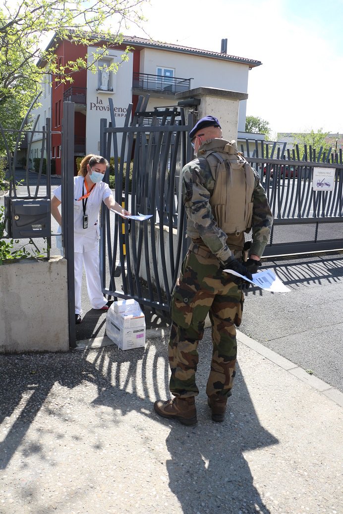 Prefet63's tweet photo. Dans le cadre de l’opération #Résilience lancée le 25 mars par le Président de la République, les militaires du #92RI et du #28RT ont procédé ce week-end à la livraison de 65 000 masques à destination des EPHAD. Un grand MERCI pour ces distributions ! #TousMobilisés 

@Com4BAC https://t.co/Tdo3wDmYeQ