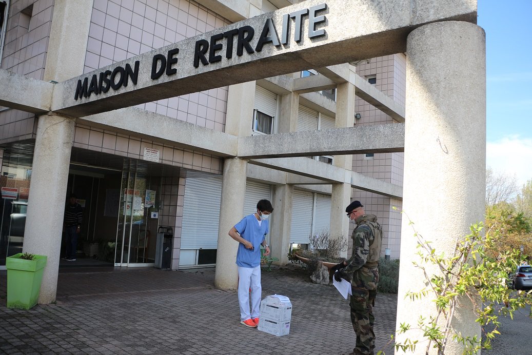 Prefet63's tweet photo. Dans le cadre de l’opération #Résilience lancée le 25 mars par le Président de la République, les militaires du #92RI et du #28RT ont procédé ce week-end à la livraison de 65 000 masques à destination des EPHAD. Un grand MERCI pour ces distributions ! #TousMobilisés 

@Com4BAC https://t.co/Tdo3wDmYeQ