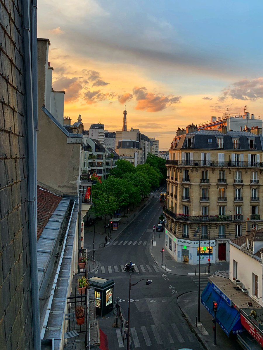 alexisthiebaut's tweet photo. Mais quel bonheur ce ciel parisien 😍 https://t.co/5gzcCQNRCr
