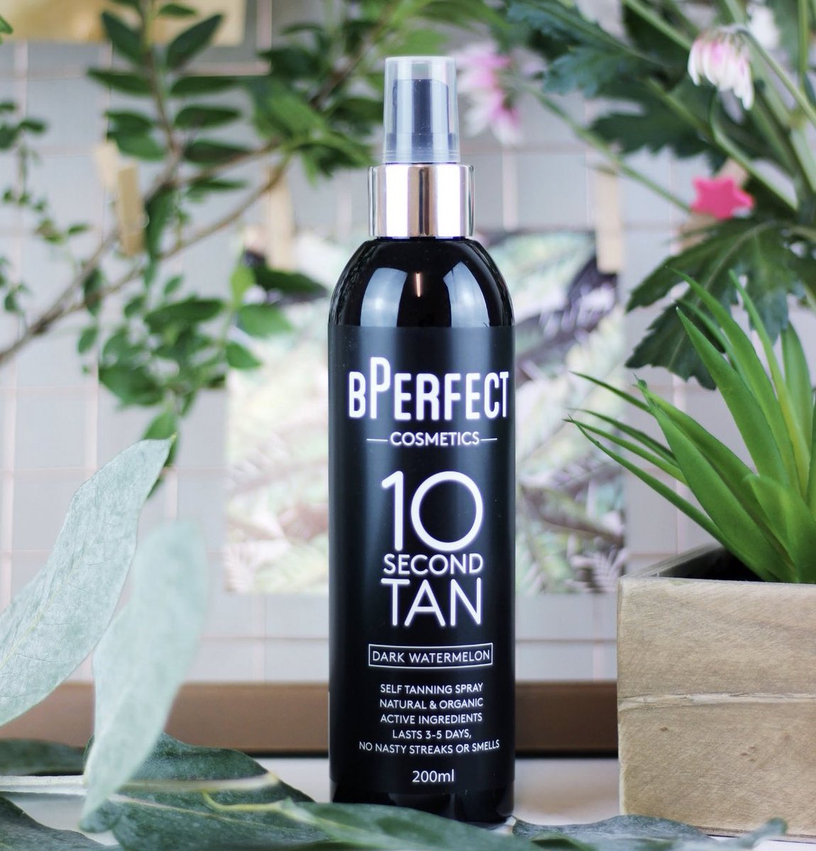 bperfectcosm's tweet photo. Did someone say... TAN FOR A TENNER?! 🤭 You can now get our #10secondtan Liquid for only £10! 😱 A massive saving of 50% 💃🏼 Shop now 👉🏻https://t.co/uzD1UCSsBH https://t.co/ayc3yM5fXC