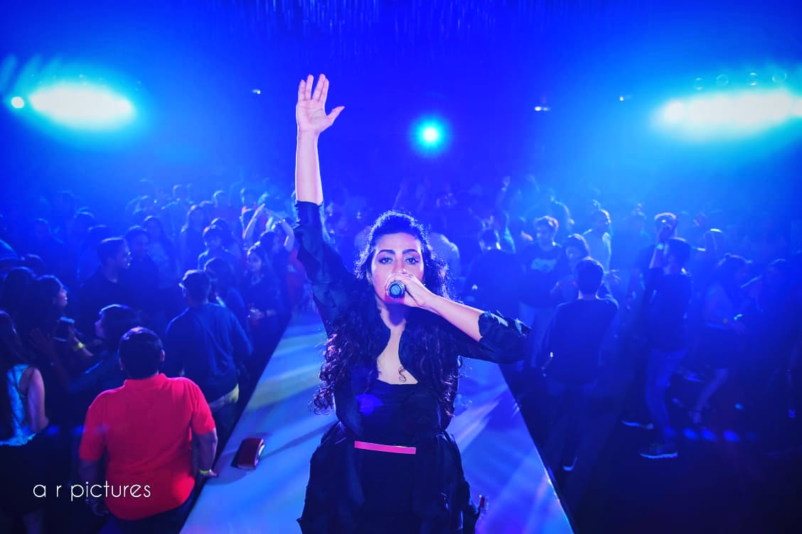 DivyaVithalani's tweet photo. Please raise your hand if you find yourself #Busier than everrrrrrrrr before during this lockdown like meππ»ββοΈand comment what's keeping you busy ??????
Wondering how some are so lucky that they even get time...... to get bored π€
#Lockdown #QuarantineTime https://t.co/JzB5SVPIG3