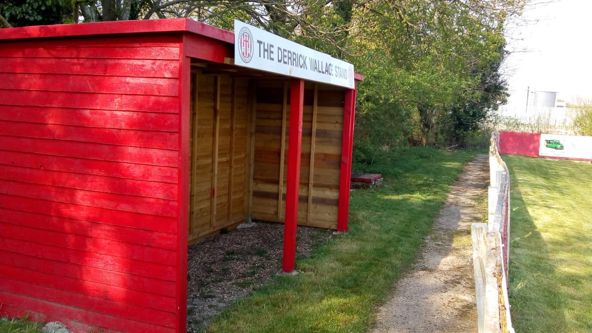 SportTeamtalk's tweet photo. @RRFC_1971 keeper @JackBrookey is a chippy with a heart ❤️

Furloughed from work he’s been volunteering by painting the changing rooms and clubhouse to thank the committee and supporters for their efforts this season!

Good on ya Jack!

@Ollie_Bayliss
@NonLeagueCrowd https://t.co/U6NDqYXmbX