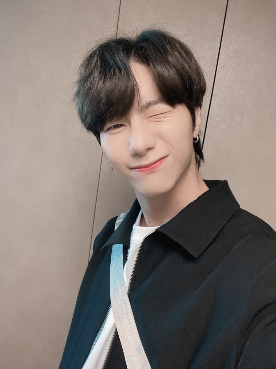 ㅤ 🎁 · mʏ bırthdαʏ ♡ #updɑte ρhoto
ㅤ╱🎤 : 💙💛 thαnk ʏou ⌡

🖱tɑgs：#vıcton #sınger #ρomρeıı