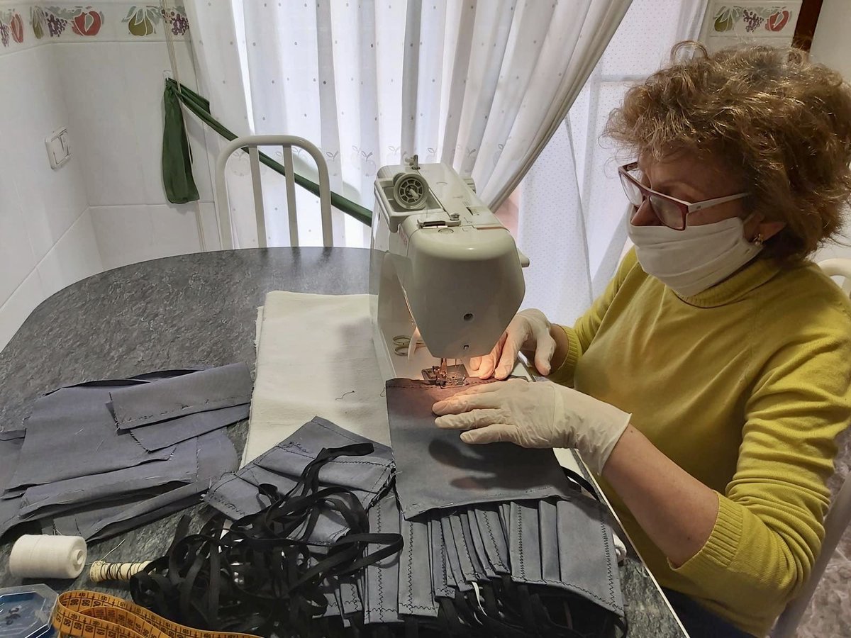 😷  Estem preparant 500 mascaretes més! Treball conjunt amb les companyes de la Unió de Comerç i altres cosidores del poble!
📍 Les trobareu a Grafiques Castella, Óptica Jordi Porta, Pastisseria Masdeu, Gent Sana Club i Pirsa Panificadora!