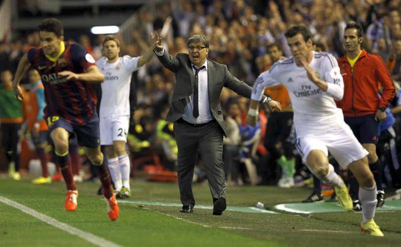 marca's tweet photo. 👨‍🎨⚽️🥅 Exactamente a esta hora, hace seis años, empezaba una final de #CopadelRey entre Barça y Real Madrid que dejaría este instante para la historia de los Clásicos y del fútbol 🏆 

Fíjense en el Tata, en el esfuerzo de Bartra, en Illarra... 
en @GarethBale11 🚅💨 https://t.co/MKBvWMrBiN