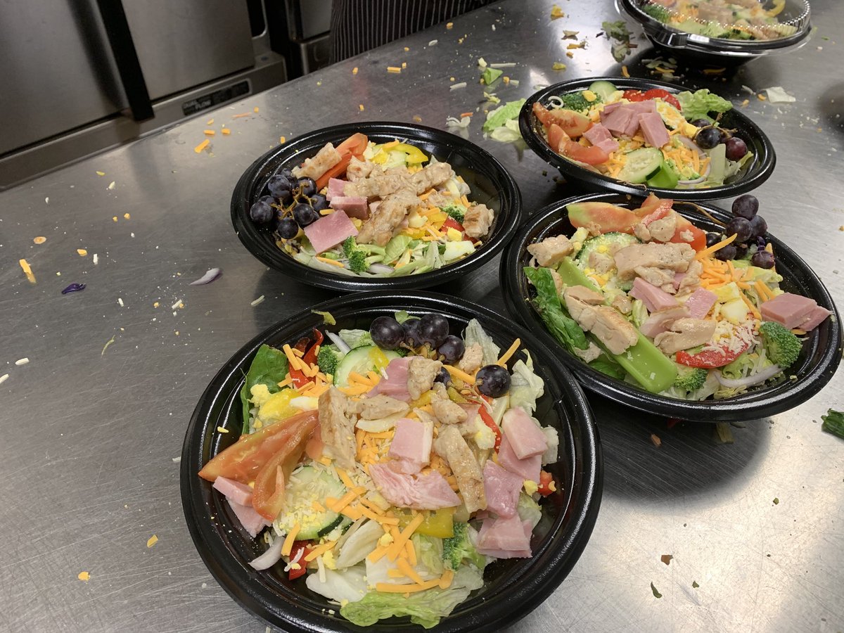 BarbAlstro130's tweet photo. Hey 437 tomorrowβs grab and go meal is our delicious Chef Salad! Come and see us and enjoy this amazing salad! #wrkitchen #schoollunch #amazinglygood https://t.co/S6e8pdF0pv