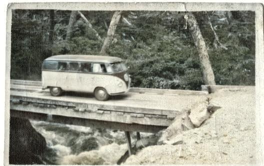 puconsale's tweet photo. @PUKONO Y el KleinBus #Volkswagen  retornado de un Tour con asado al palo en el lago Tromen, volcán Lanín, lago Quillelhue. Foto en el antiguo puente Momolluco https://t.co/ITvuqwAKCz