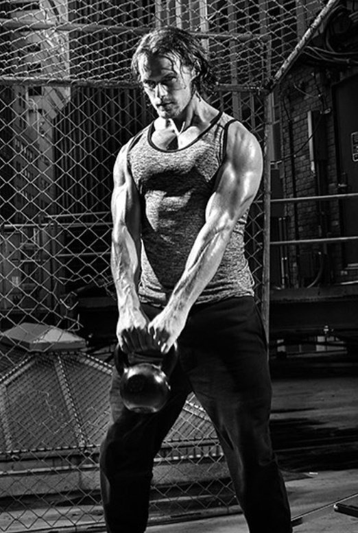 TheOLLounge's tweet photo. Adding some Beast Mode strength💪🏽 as part of today's Sam Therapy.
#SamHeughan #SamTherapy #BeastMode #StayStrong https://t.co/Rt179DDraF