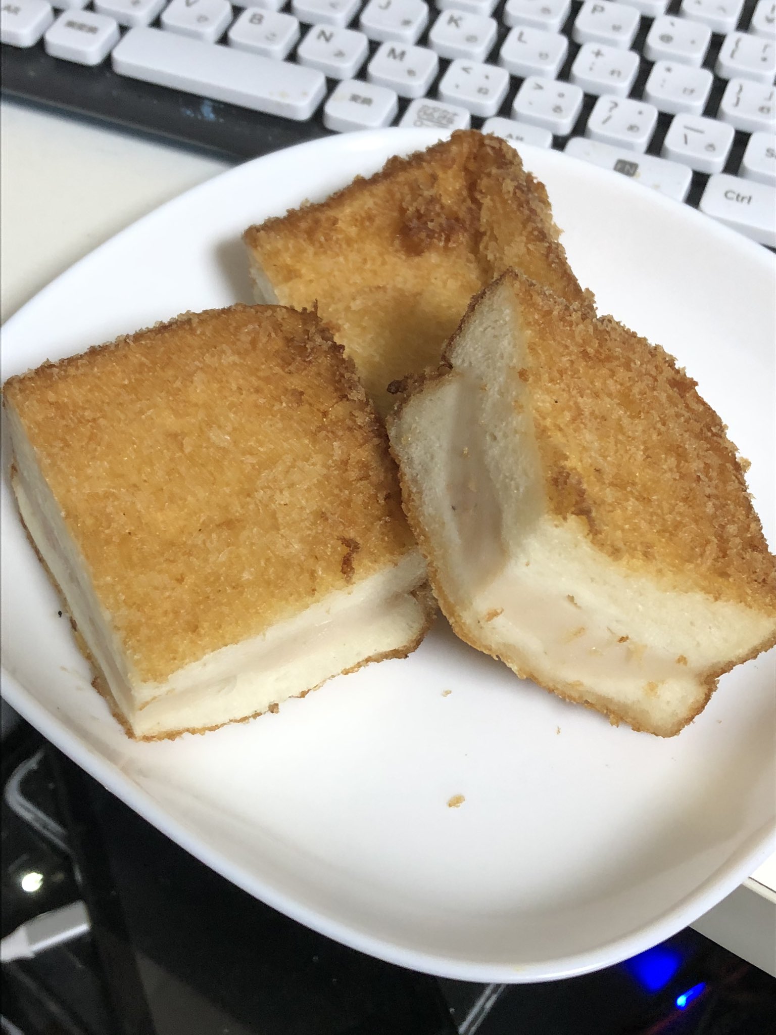 Twitter पर マシーナリーとも子 ようするにエビのすりみのサンドイッチなのだが 海老カツを挟んであるんじゃなくてエビのすりみ を挟んだパンごと揚げパンにしてある すり身はカマボコみたいな食感で振り振りしてる 優しい味わいに反してカロリーは