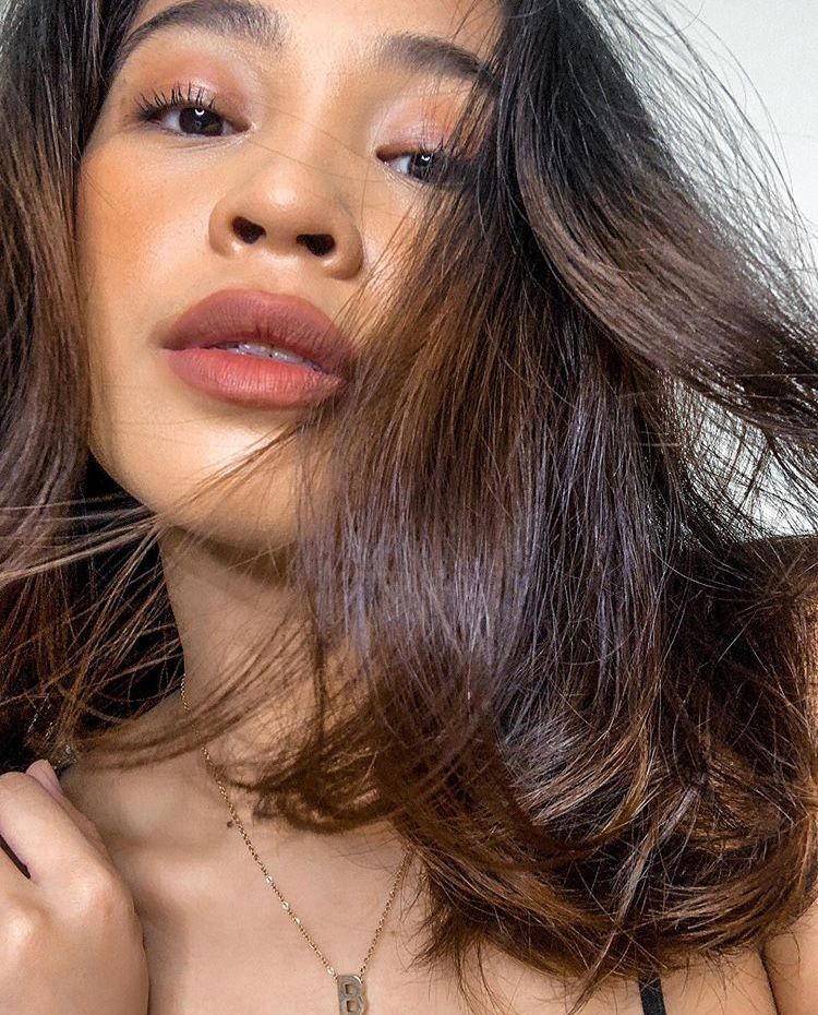 shoppantone's tweet photo. This queen just reached 20k subs in YT! Congrats Ms. @Booya, well-deserved! She’s wearing #VIVIDMOOD Velvet Multi-way Tint in Boho Chic on her lips and cheeks. 🤎👑 https://t.co/7bsMVe1ic9