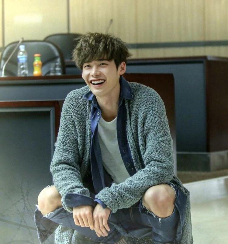 lee jongsuk smiling, a well needed thread