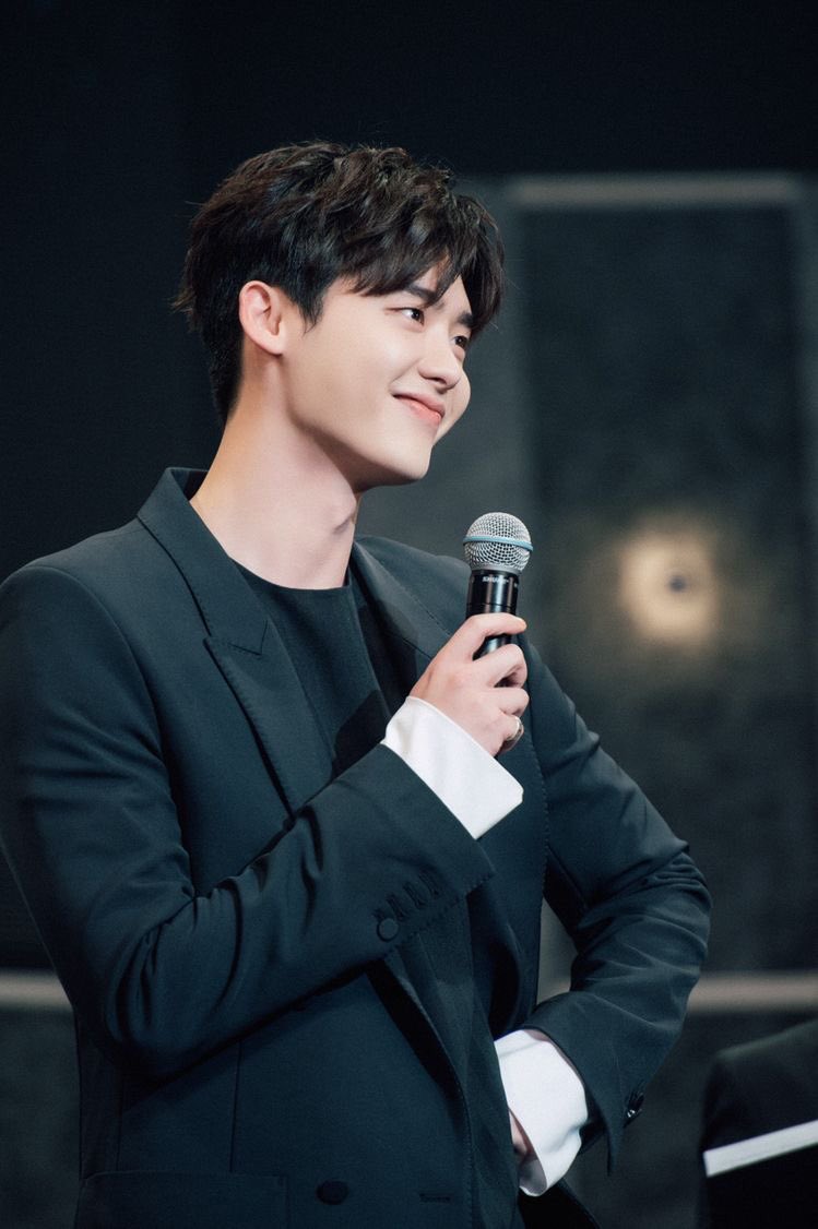 lee jongsuk smiling, a well needed thread