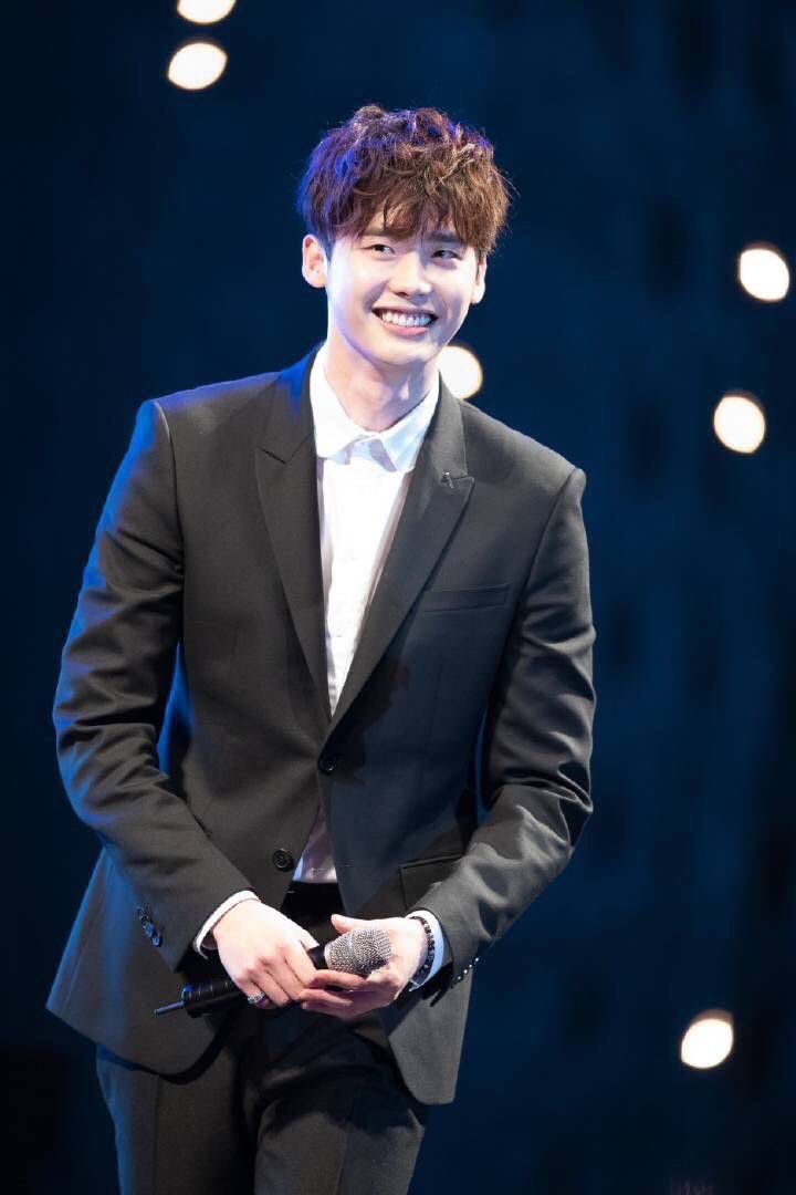 lee jongsuk smiling, a well needed thread