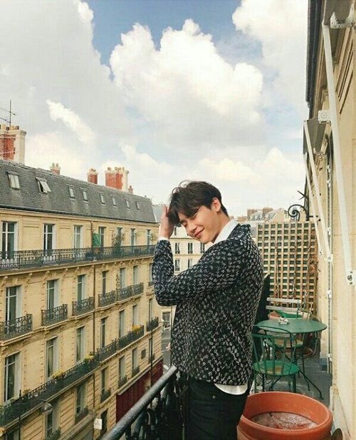 lee jongsuk smiling, a well needed thread