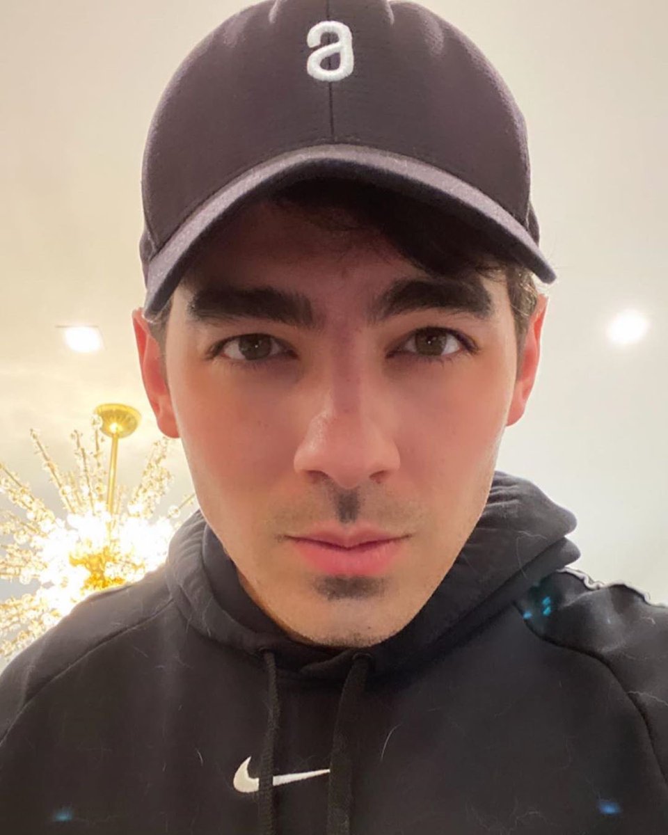 La carita mi amor, la carita 😍😍

<a href="/joejonas/">J O E  J O N A S</a>