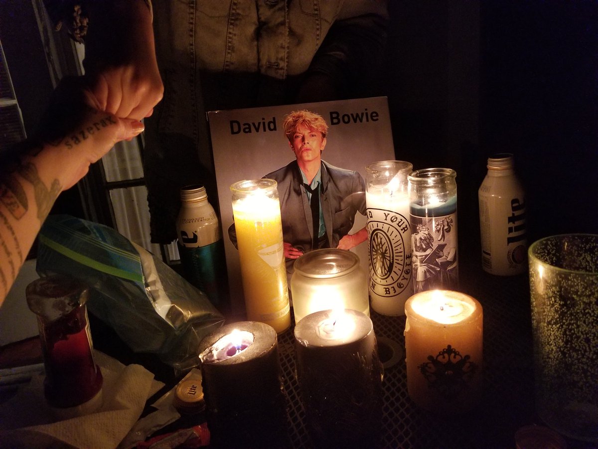 LizzardRowe's tweet image. We tried to conjure Bowie to have dinner with us...
