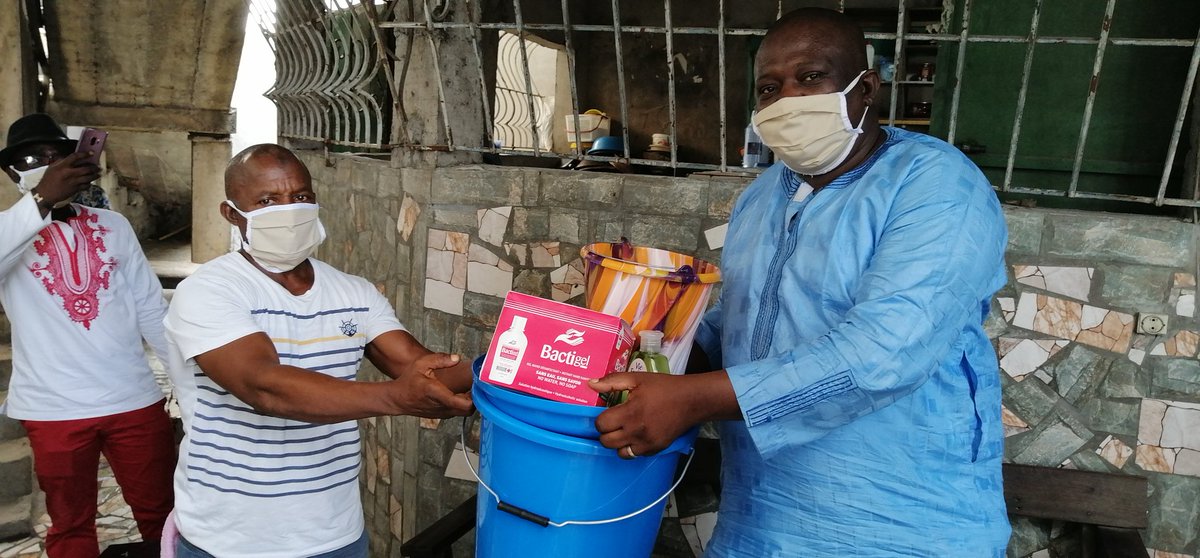 Dembelemoustap9's tweet photo. Nous avons procédé à la remise des kits alimentaires et sanitaires à une dizaine de familles à adjame (bramakote) au nom du pdt soro kibafori Guillaume.@FranklinNYAMSI @SOROKGUILLAUME @Koaci @GKS_TV @iknoklast https://t.co/1XeDMEq10u