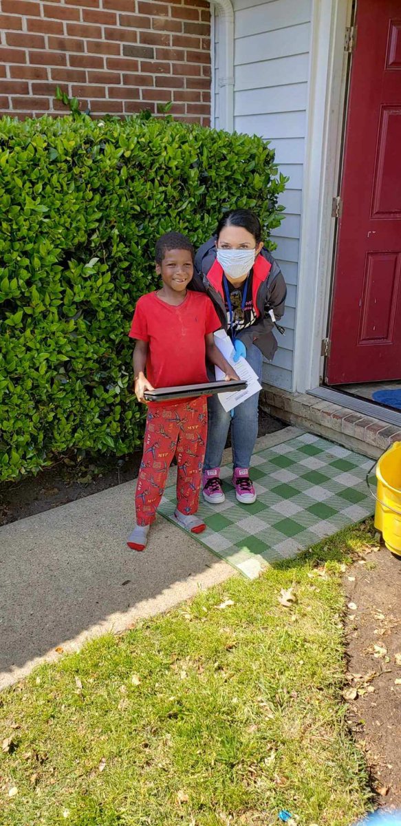 NHREC_VA's tweet photo. Service with a smile and mask! @NHREC_CFA_NA Director Mrs. Grant delivers one of many laptops to a student so he can continue to learn and thrive outside of school! New Horizons has distributed over 30 laptops to students in our communities. #BoldlyServing #WeAreNewHorizons https://t.co/Vvdar0ZQ75