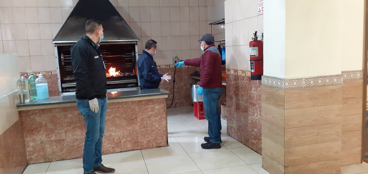 JefaturaMontuf1's tweet photo. Juntamente con #Arsca, #PoliciaNacional realizamos el control de seguridad y saneamiento en restaurantes, cevicherías y asaderos de pollos, donde procedió a clausurar 2 locales por parte de #ComisariaNacional, ya que no cumplían con las medidas pertinentes para su funcionamiento. https://t.co/kgoF6qhY5f