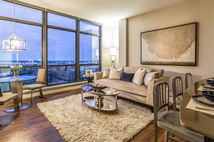 OneArlingtonApt's tweet photo. Preparing to hunker down in this cozy living space.

#luxuryliving #apartmentliving #arlingtonheights https://t.co/kjGzNaJ656