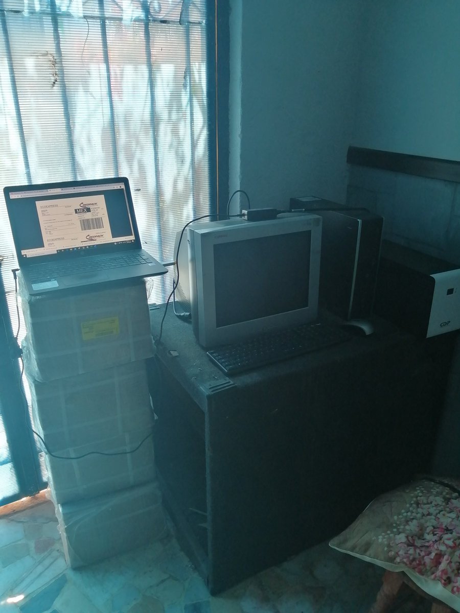 AleChvez2's tweet photo. @MAXIMA1067FM @Electrolit Me instalé en una bocina del equipo de sonido de mi hermano 😬
#RetoElectrolit
#HomeOffice
#QuedateEnCasa
#MaximaElectrolit https://t.co/K5DwvZ7JbN