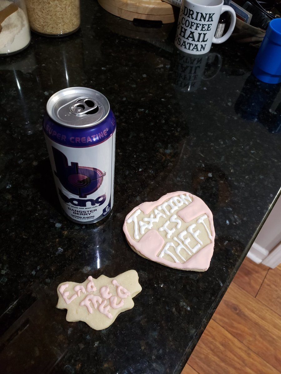 LibertyStoic's tweet photo. This may surprise many of you who are familiar with my professionally rowdy background...but chya boi is fairly talented in cookie decorating
#sweetsweetliberty #culinarywizard #warfightertofoodyeeter #libertarian #cookinginquarantine #themarketprovidessnacks https://t.co/U8YBE3Jqi3