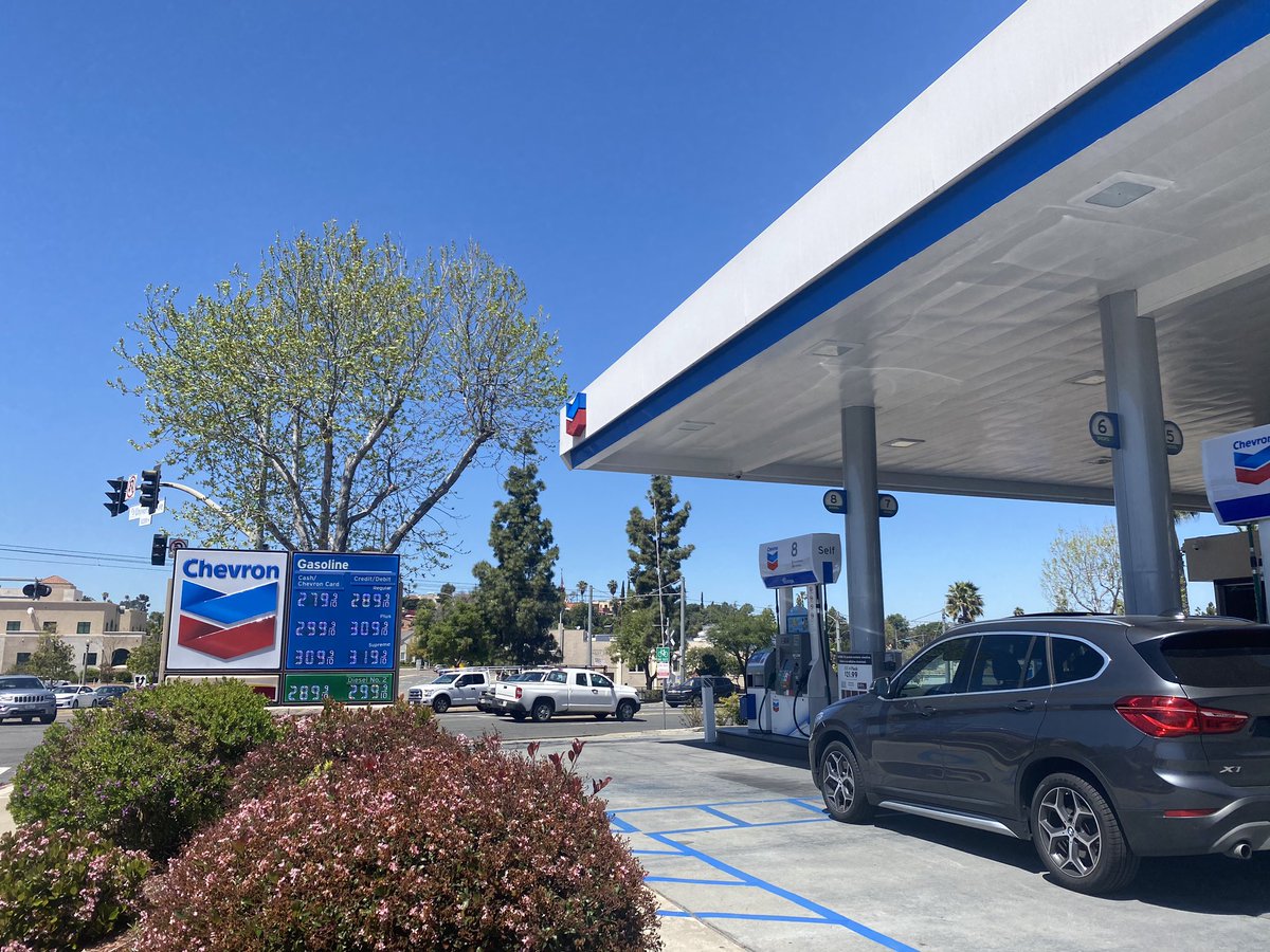 SyncUPDRIVEfan's tweet photo. Been doing errands for my parents and didn’t think to get gas. Time to fill up the tank! @Tmobile #SyncUPDRIVE got me covered with nearby gas stations and their prices! Don’t forget to wear your #gloves and #masks, also use disinfectant and hand sanitizer! #StaySafe #ConnectedCar https://t.co/dGRHSjUoHt