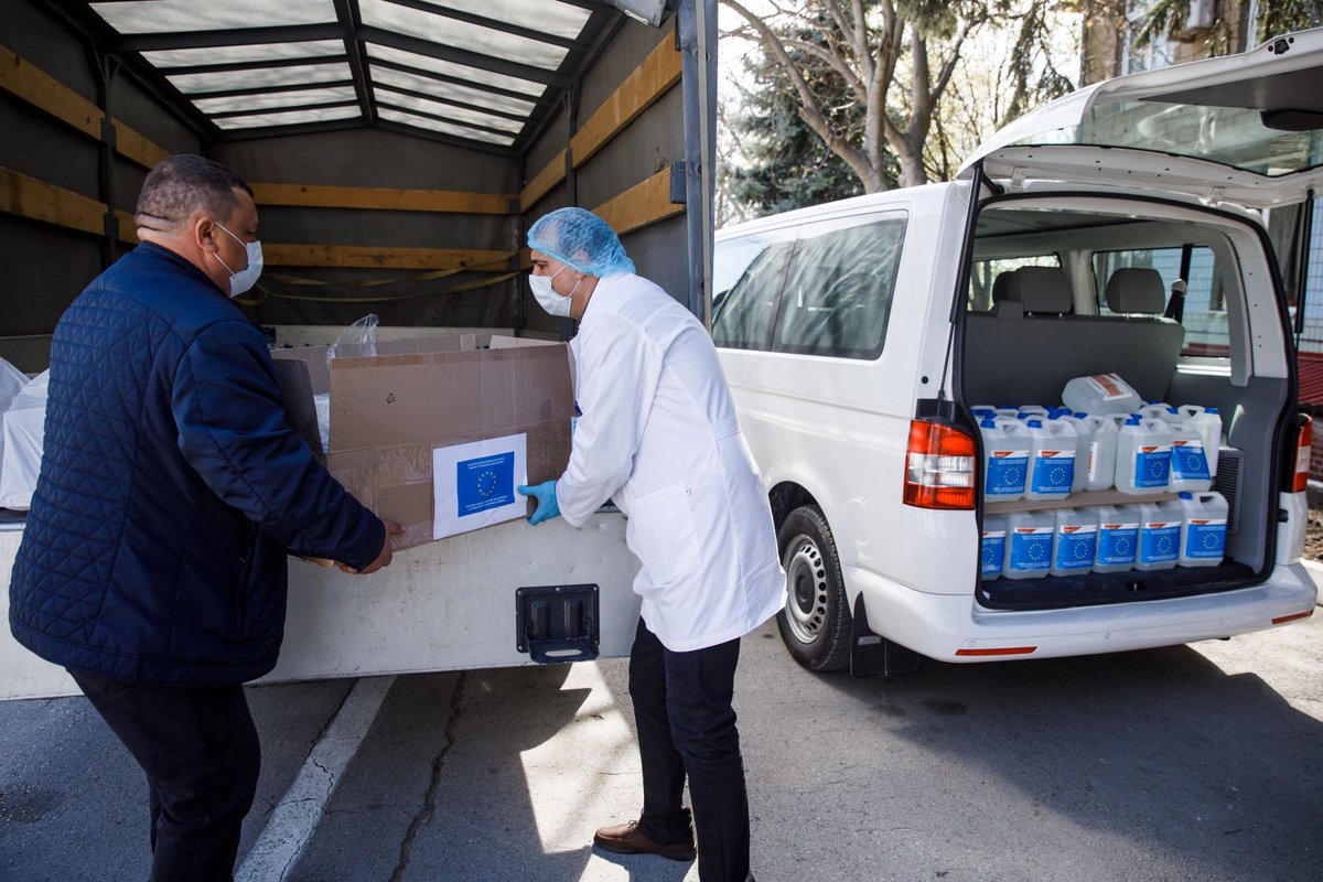 MichalkoPeter's tweet photo. UE sustine Moldova in lupta impotriva #coronavirus! Misiunea EUBAM a livrat Poliției de Frontieră  1.500 de scuturi de protecție pentru față și 1,2 tone de antiseptice pentru a menține pe polițiștii de frontieră din prima linie mai in siguranta! #StrongerTogether #EU4Moldova https://t.co/1R55Jbxuzn