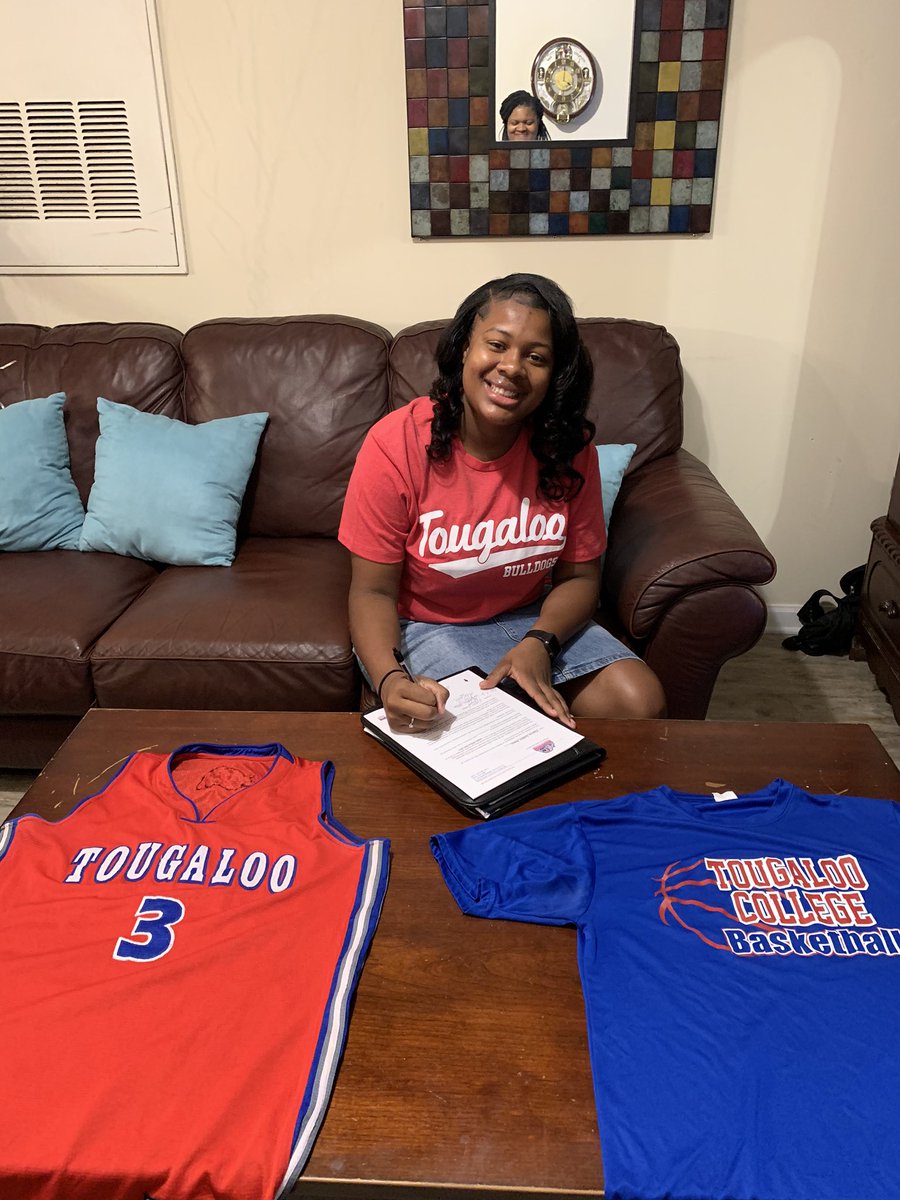 TiarraJones13's tweet photo. It’s official I’m a Bulldog ❤️💙 https://t.co/2oRnl1J8Bh