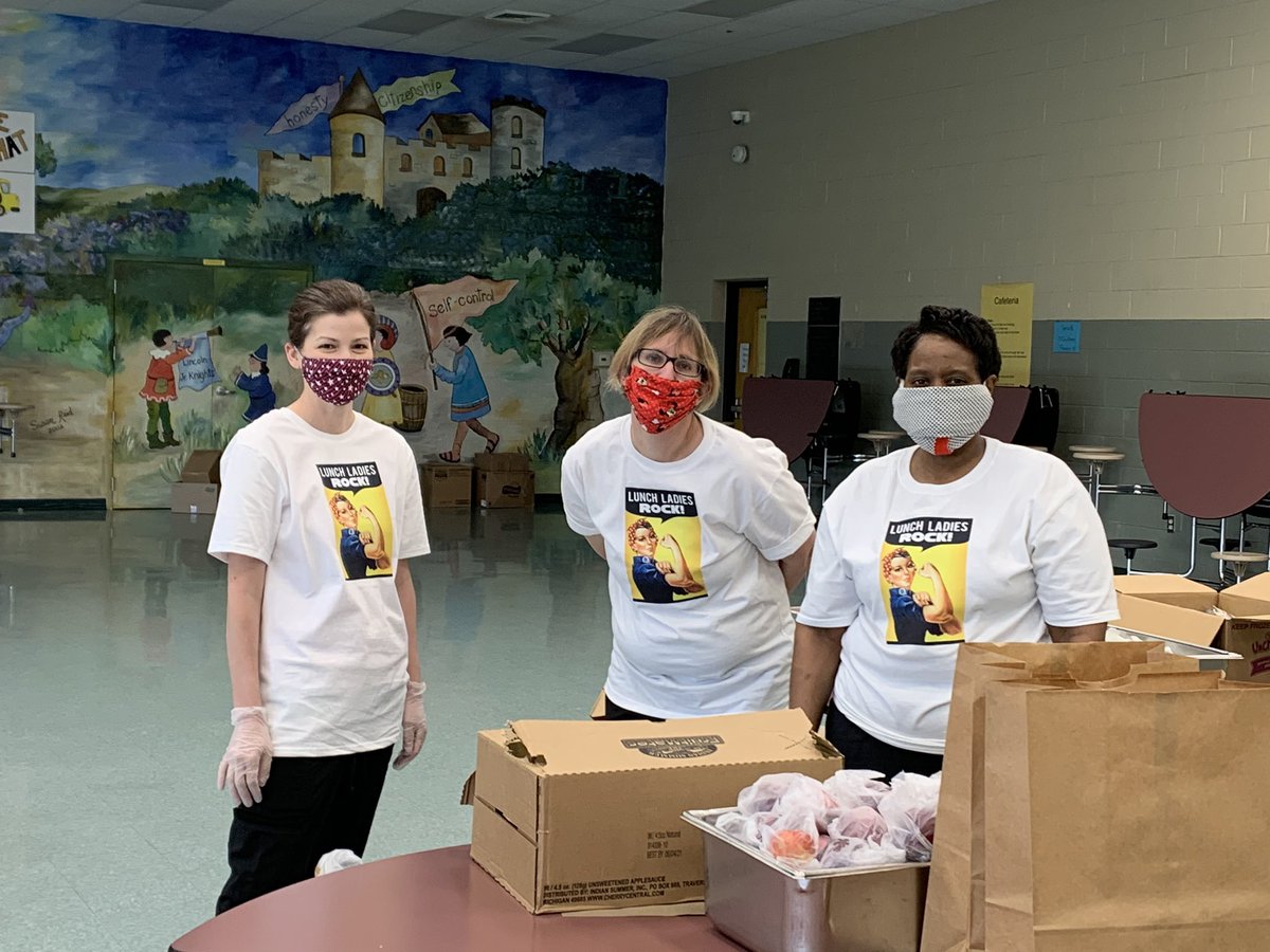KnightsFoodServ's tweet photo. Here are some of the hardest working Lunch ladies with their awesome new shirts on! #lunchladiesrock #TheKnightWay https://t.co/CySBVjoRsZ