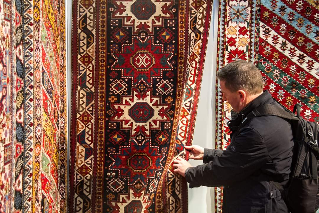 A runner rug from Guba area with eight-pointed star medallions all along the main field

#MadeInAzerbaijan #Azerbaijanicarpet