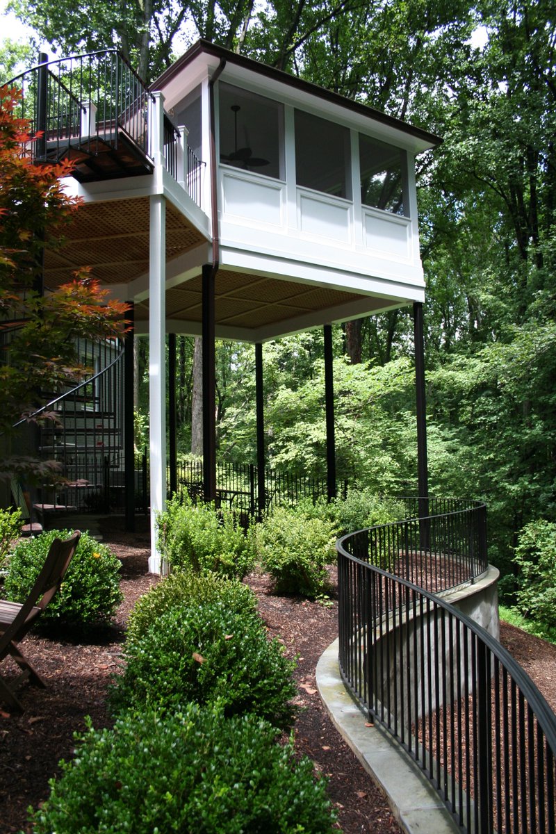 landartdesignva's tweet image. Beautifully done curved iron picket railing. Need some custom railings or ironwork done, unique to your home? We can do that! Click here to see more of our ironwork projects: landartdesign.com/ironwork/work #ironwork #customironwork #railings #customrailings