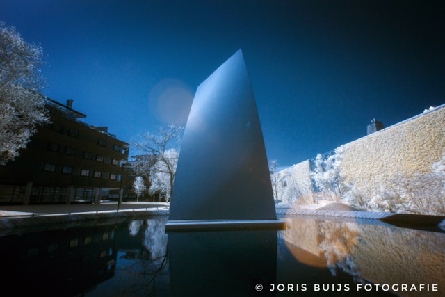 Infrarood foto van een Anish Kapoor kunstwerk, de Pont, Tilburg.