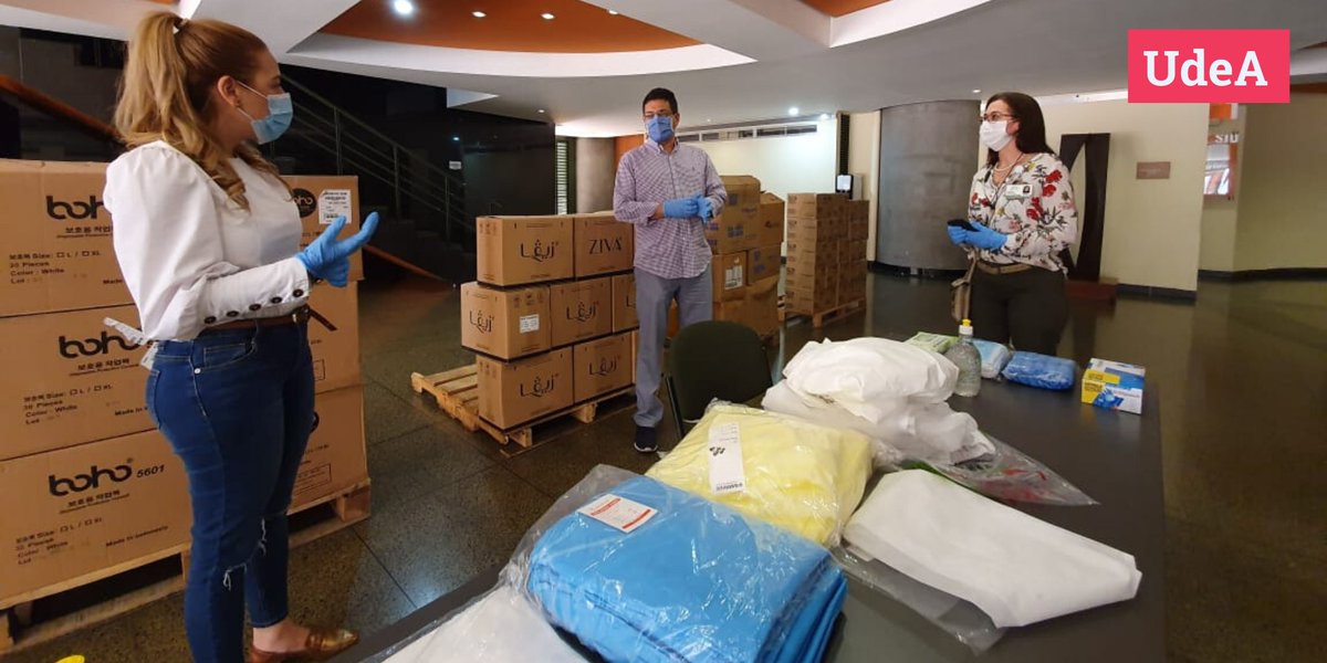 UdeA's tweet photo. 👉 Con mucha emoción entregamos hoy a la Secretaría de Salud de Medellín elementos de protección para el personal de la salud. 
👩‍🔬‍⚕ 865 overoles, 300 vestidos médicos, 25.000 guantes, 2.900 polainas, 2.100 tapabocas, 120 desinfectantes y 240 empaques de toallas húmedas.👇 https://t.co/Z18K1z7ZI0