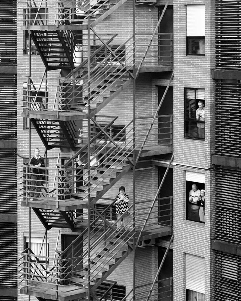 ajimenezlara's tweet photo. Trigesimotercer día de confinamiento. La hora de las palmas. @photoespana_ #phe20 #phedesdemibalcón #covi̇d_19 #quedateencasa #yomequedoencasa #stayathome #architecture #staircase #firestairs https://t.co/rM4LiVJTxY https://t.co/f3ef0Cs4ES