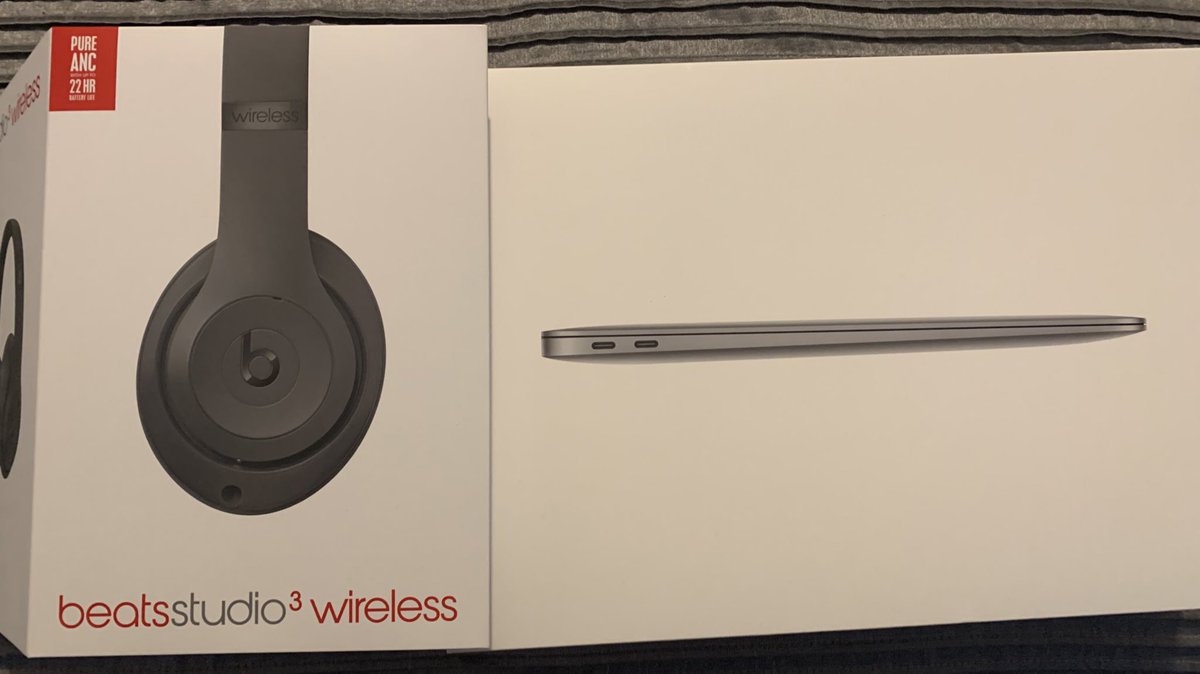 dweeraman's tweet photo. Sadly not everyone’s #StaySafeStayHome If anyone sees this #MacBookAir laptop and #beatsstudio earphones STOLEN from #RoyalFreeHospital cardiology changing rooms please please get in touch it had my PhD thesis on it! #clapforheroes https://t.co/i0SycIDnv9