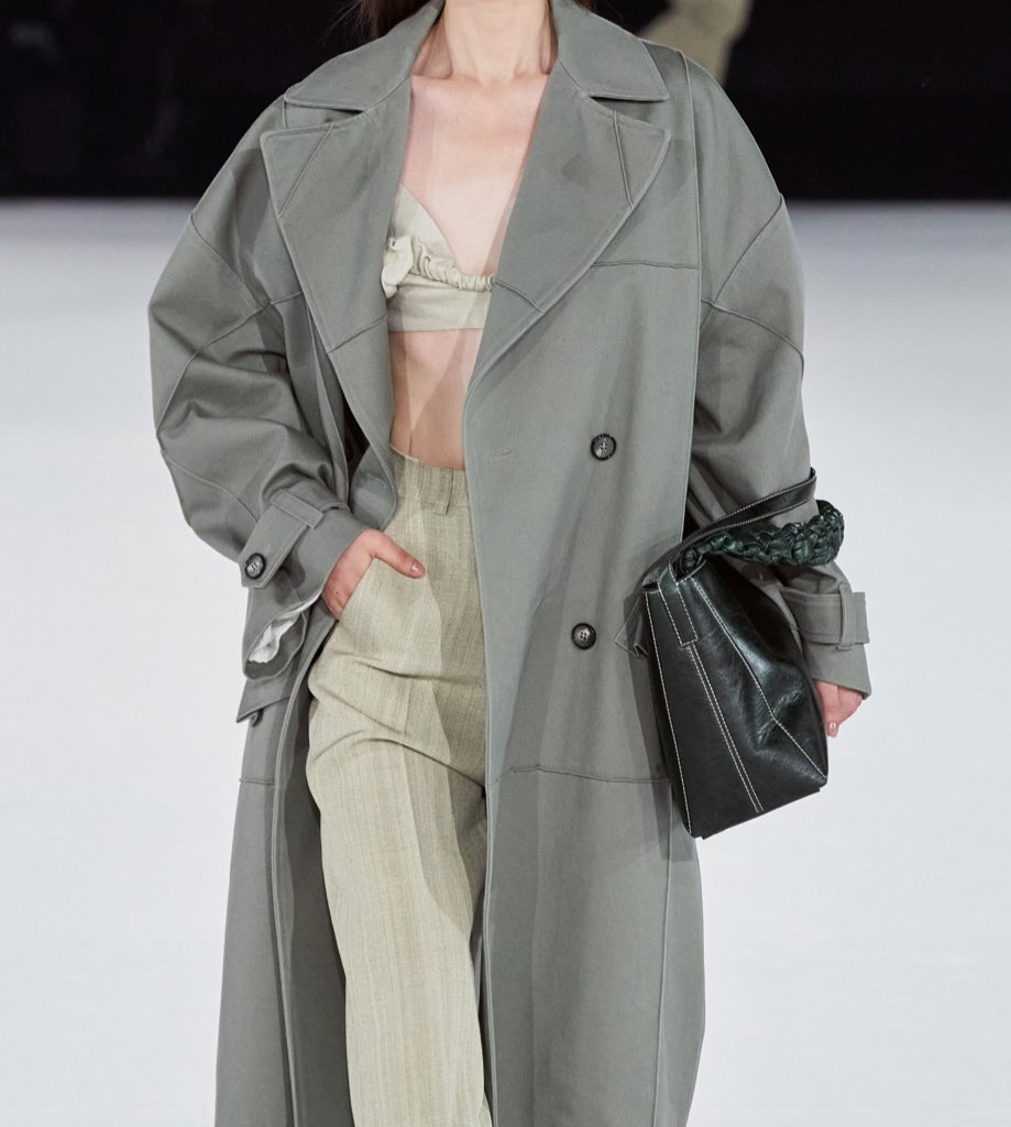 diorangxl's tweet photo. Jacquemus Fall 2020 RTW https://t.co/fpCNEBPFVv