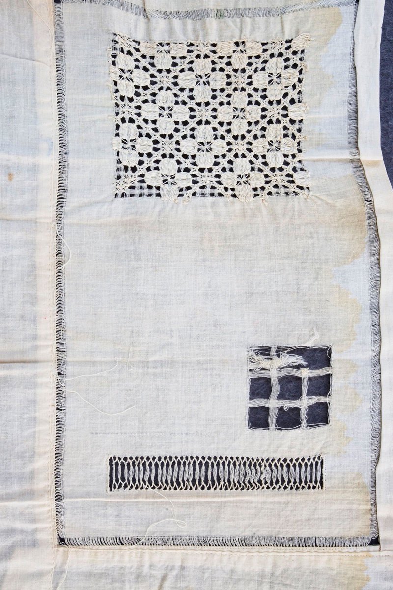 MUSEO_TEXTIL's tweet photo. El #deshilado es un tipo de bordado basado en la eliminación de hilos tanto de trama y/o urdimbre. Los hilos restantes se agrupan creando una gran variedad de patrones, como en este #dechado de algodón sin terminar de la Col. Mollet del #MTO. Y tú ¿ cuentas con algún deshilado ? https://t.co/p6aqrPYjQ6